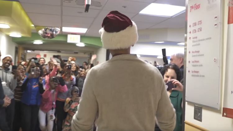بالفيديو.. باراك أوباما يقوم بدور بابا نويل في مشفى للأطفال