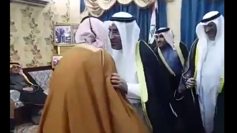 بالفيديو ..القنصل الكويتي بالبصرة يهدي عباءته لشاعر عراقي