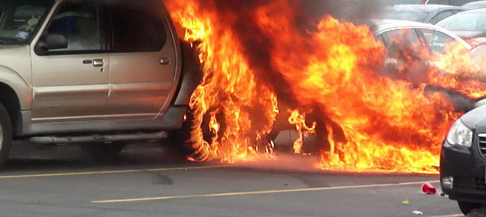 سعودي يحرق سيارة زوجته لمنعها من القيادة
