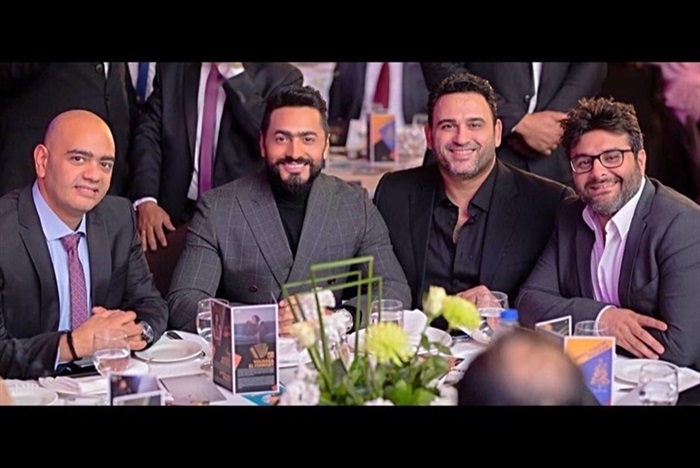 الفنان تامر حسني مع فريق عمل فيلم البدلة