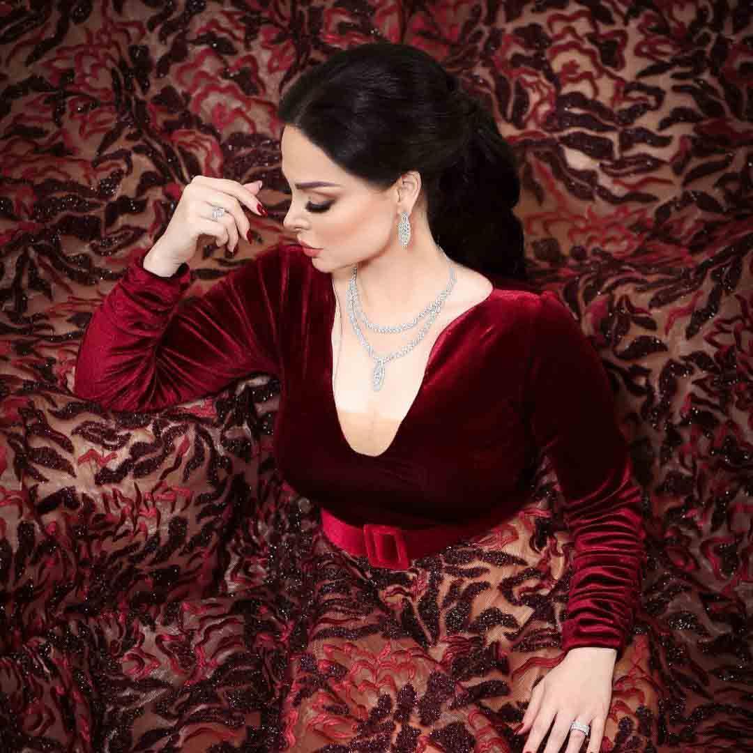 ديانا-كرزون-تتألق-بفستان-أحمر-مخملي