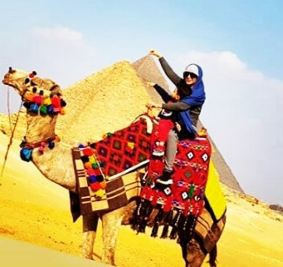 منى-زكى-على-الجمل-مع-نجليها