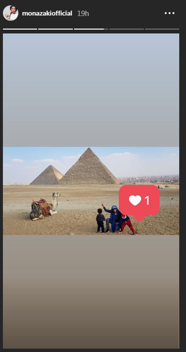 منى-زكى-فى-زيارة-الاهرامات-مع-نجليها