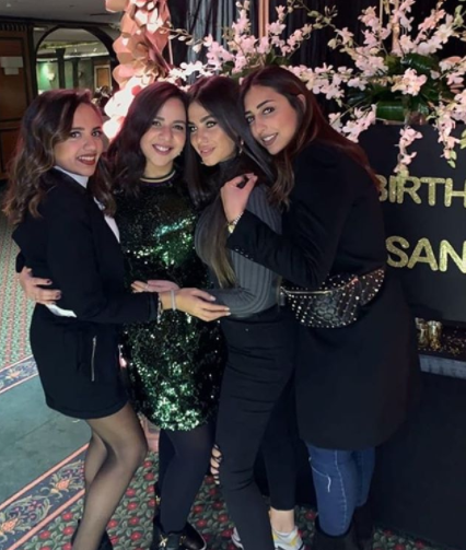 إيمي سمير غانم مع بعض ضيوف الحفل