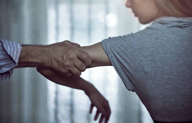 كاميرات المراقبة ترصد تحرش سائق حافلة مدرسية بإحدى الطالبات