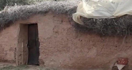 بالصور.. والدان احتجزا ابنتهما في إسطبل للبهائم 20 سنة!