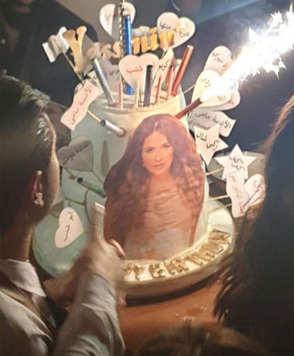 اثناء-اطفاء-الشموع