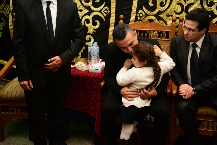 احمد سعيد-عبدالغني-يحتضن-ابنته-في-عزاء-والده