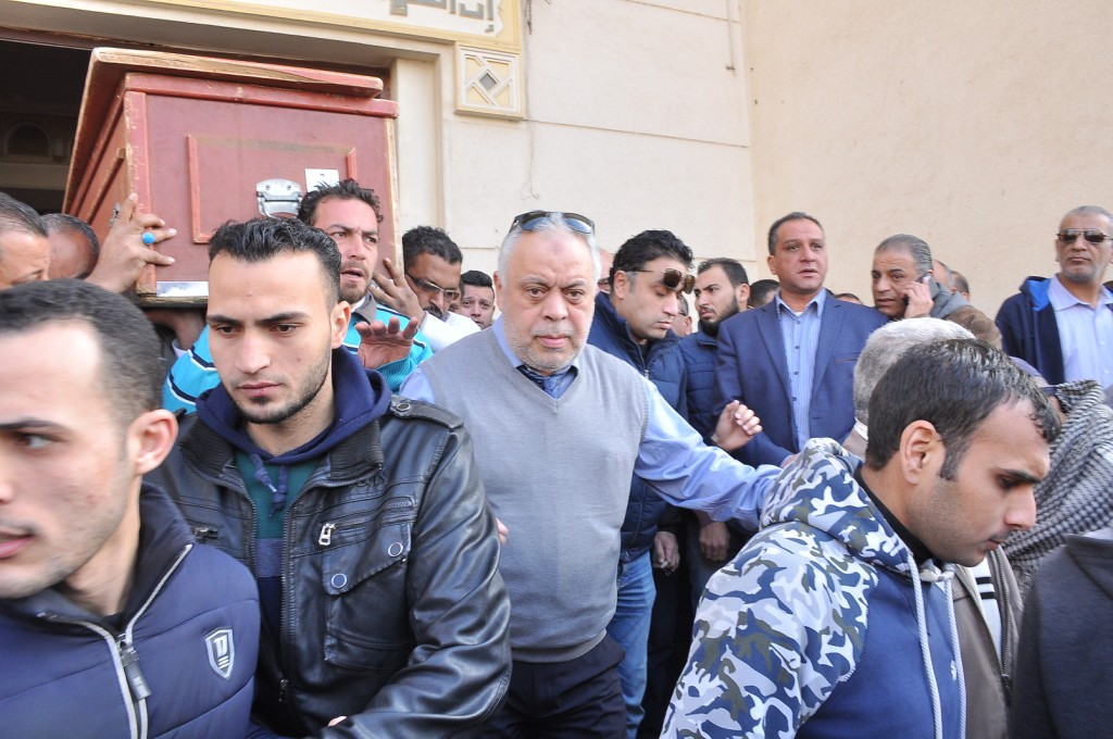 اشرف-زكي-أثناء-تشييع-الجثمان