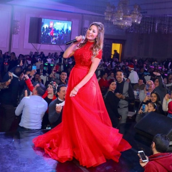 جنات-بفستان-ملكي-احمر-في-حفلها-ليلة-رأس-السنة