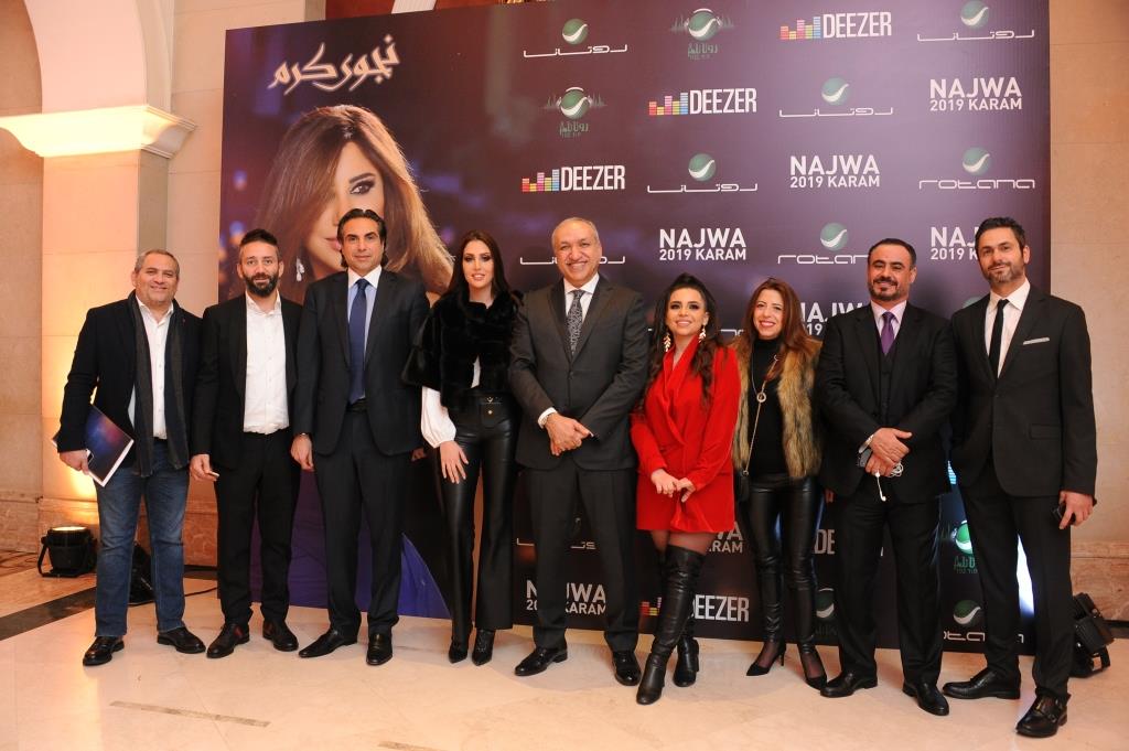 صورة-جماعية-في-حفل-عودة-نجوى-كرم