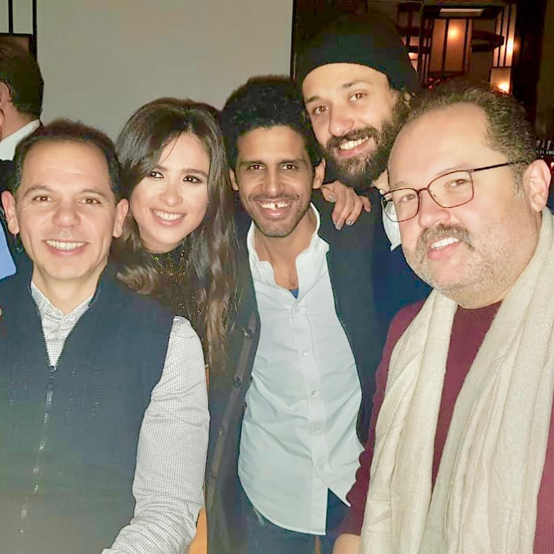 ياسمين-عبد-العزيز-مع-ابناء-محمود-عبدالعزيز-ومحمد-امام