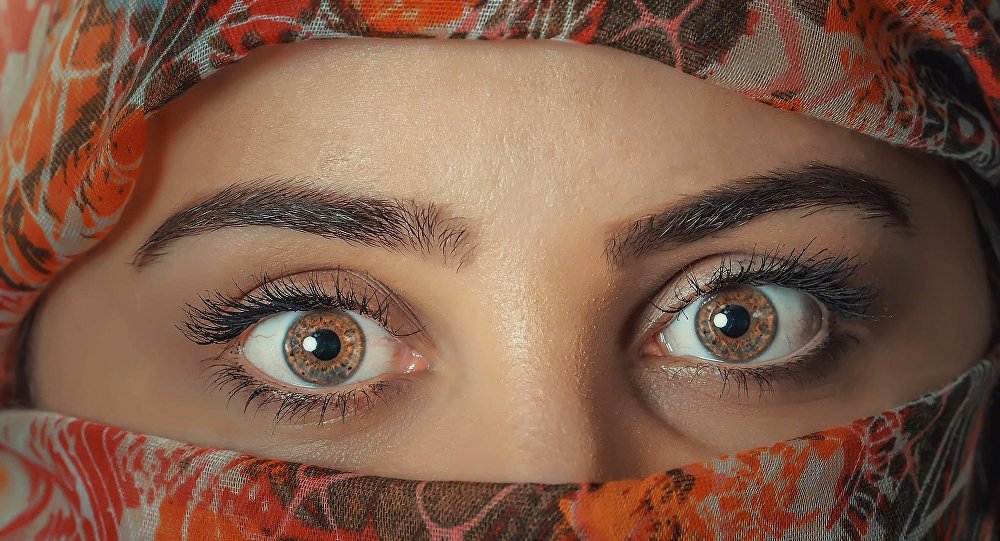 بالصور.. إصابة امرأة بـ 500 ثقب في قرنية عينها لهذا السبب؟!