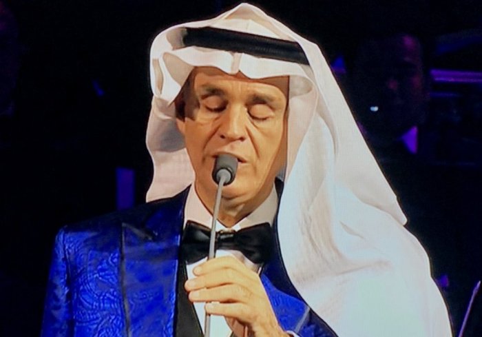 الفنان-أندريا-بوتشيلي-بالغترة-والعقال