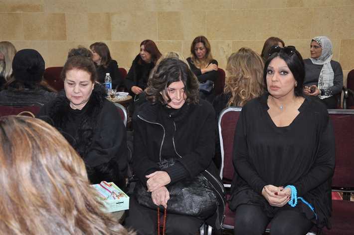 فيفي-عبده-وميرفت-امين-ودلال-عبدالعزيز-في-عزاء-والد-نهال-عنبر