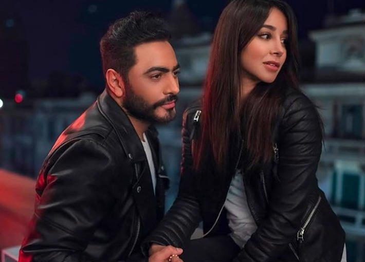 مشهد-من-اغنية-تامر-حسني-الجديدة-ناسيني-ليه-مع-الفنانة-اسيل-عمران-والمخرج-سعيد-الماروق