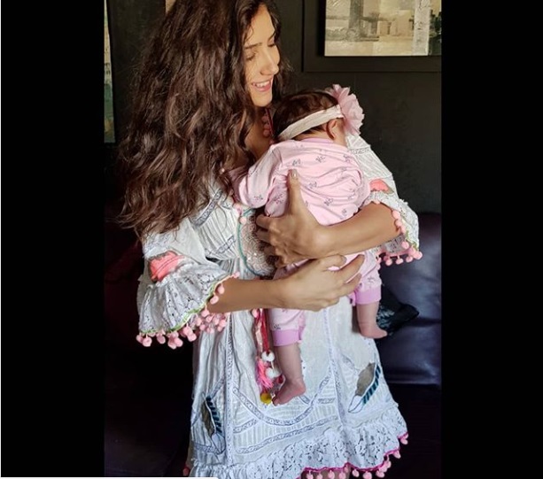 مي-عمر-وهي-تحمل-طفلتها-سيلين