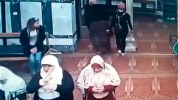 بالفيديو.. الكاميرات ترصد لحظة سرقة فتاتين لحقيبة سيدة بالمسجد
