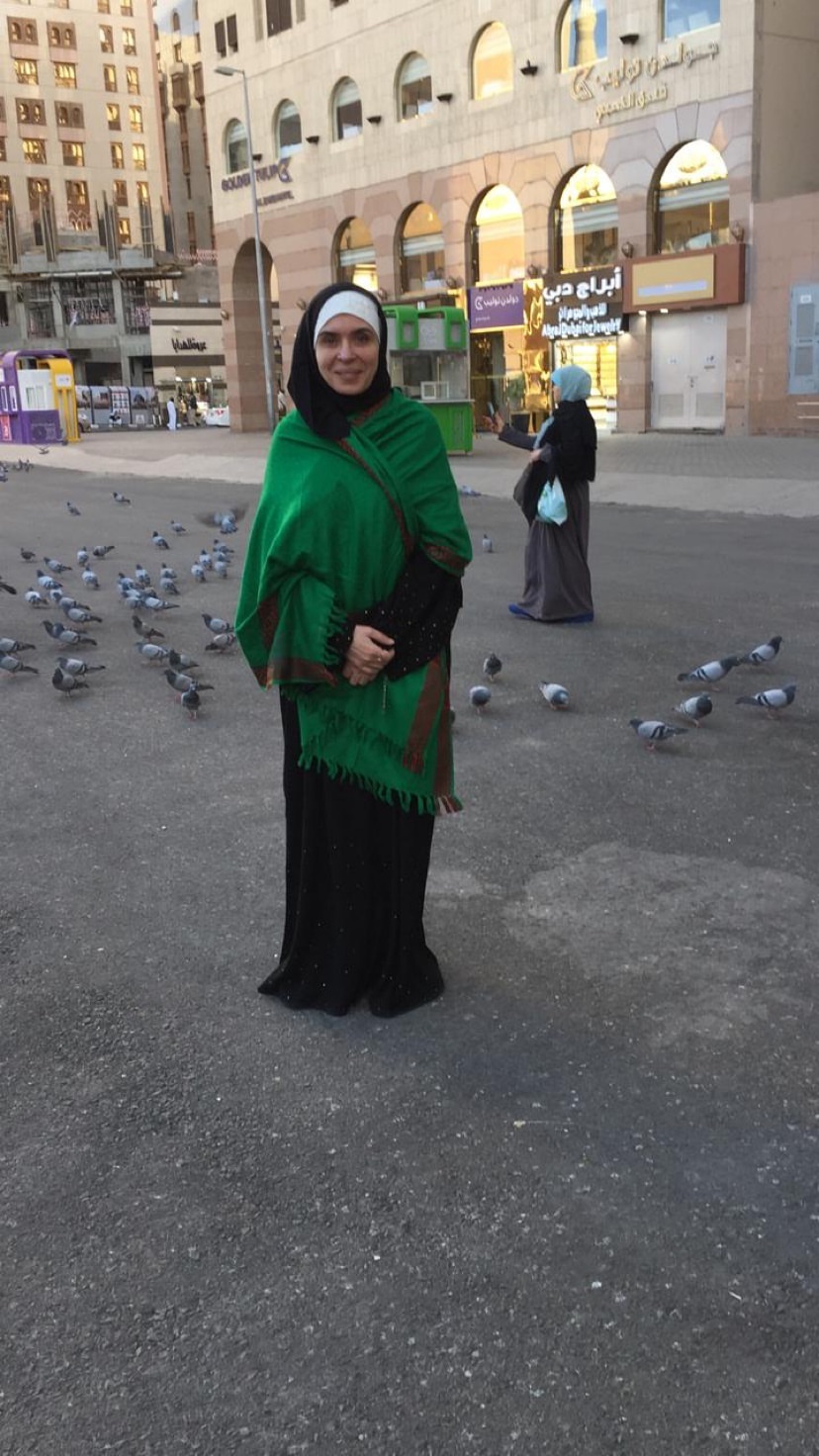 -الفنانة-دينا-طلعت-أداء-مراسم-العمرة