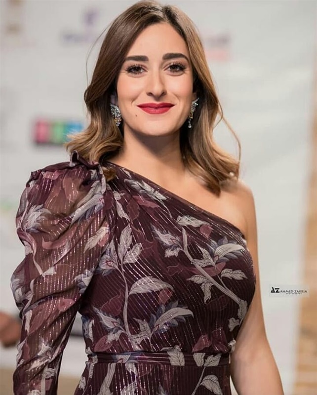 امينة-خليل-بفستان-سهرة-انيق