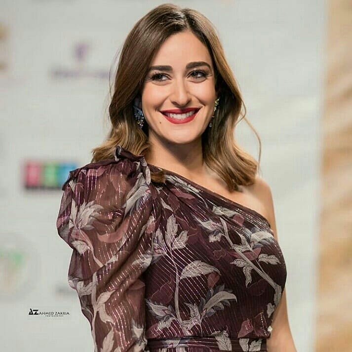 امينة-خليل-بمكياج-ومجوهرات-راقية