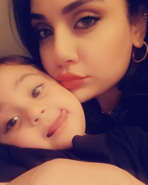 زينب فياض مع طفلتها