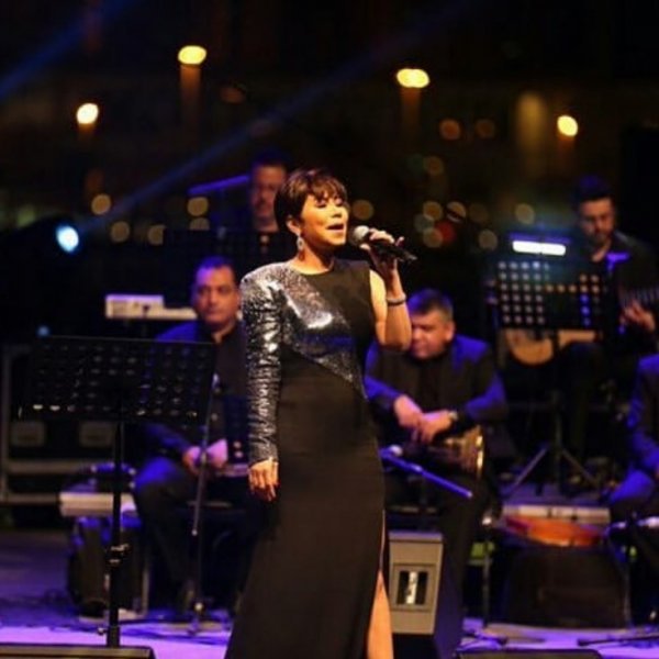 شيرين-تتألق-على-المسرح-بفستان-اسود