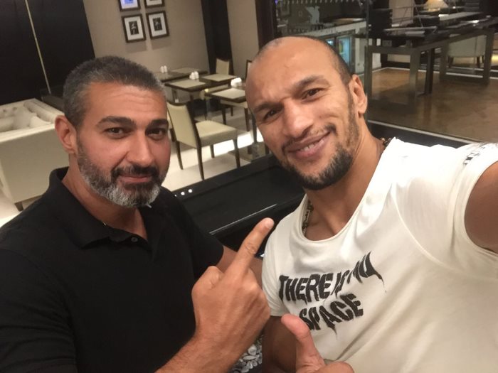 ياسر-جلال-مع-اللاعب-كرم-جابر-في-كواليس-مسلسل-لمس-اكتاف