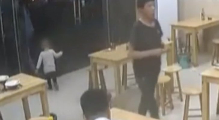 بالفيديو.. أب يترك طفلته رهينة في المطعم مقابل وجبة معجنات!