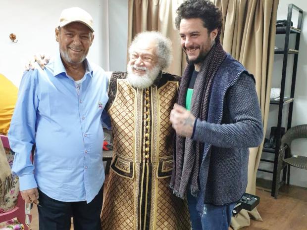 أحمد-الفيشاوي-ووالدة-مع-يحيي-الفخراني-في-كواليس-مسرحية-الملك-لير