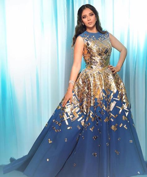 بلقيس-بفستان-ازرق-وذهبي