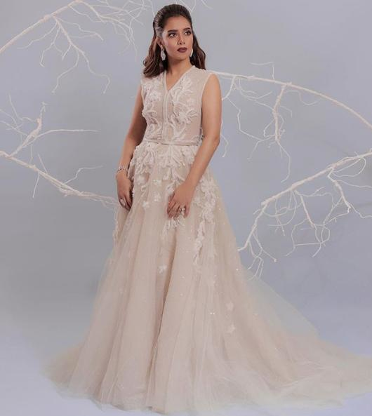 بلقيس-بفستان-باللون-الاوف-وايت