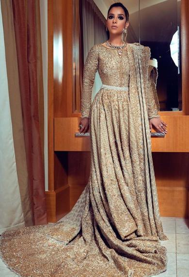 بلقيس-بفستان-ذهبي-بذيل-طويل