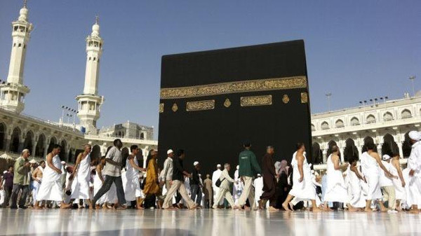 حقيقة الفيديو المتداول لارتداء سيدة لملابس إحرام الرجال في الحرم  !