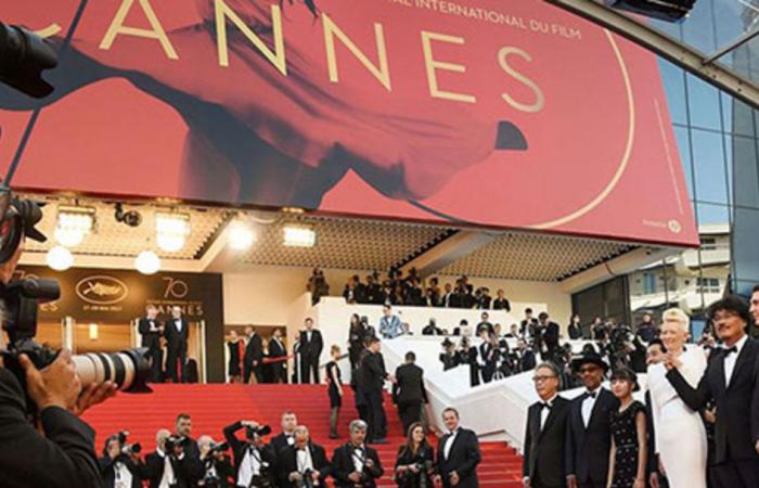 بالصور.. قبلة مثيرة بين فنانتين مغربيتين تثير استفزاز رواد مواقع التواصل