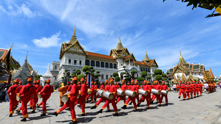 ملك تايلاند يعفو عن سجناء بمناسبة بدء تنصيبه