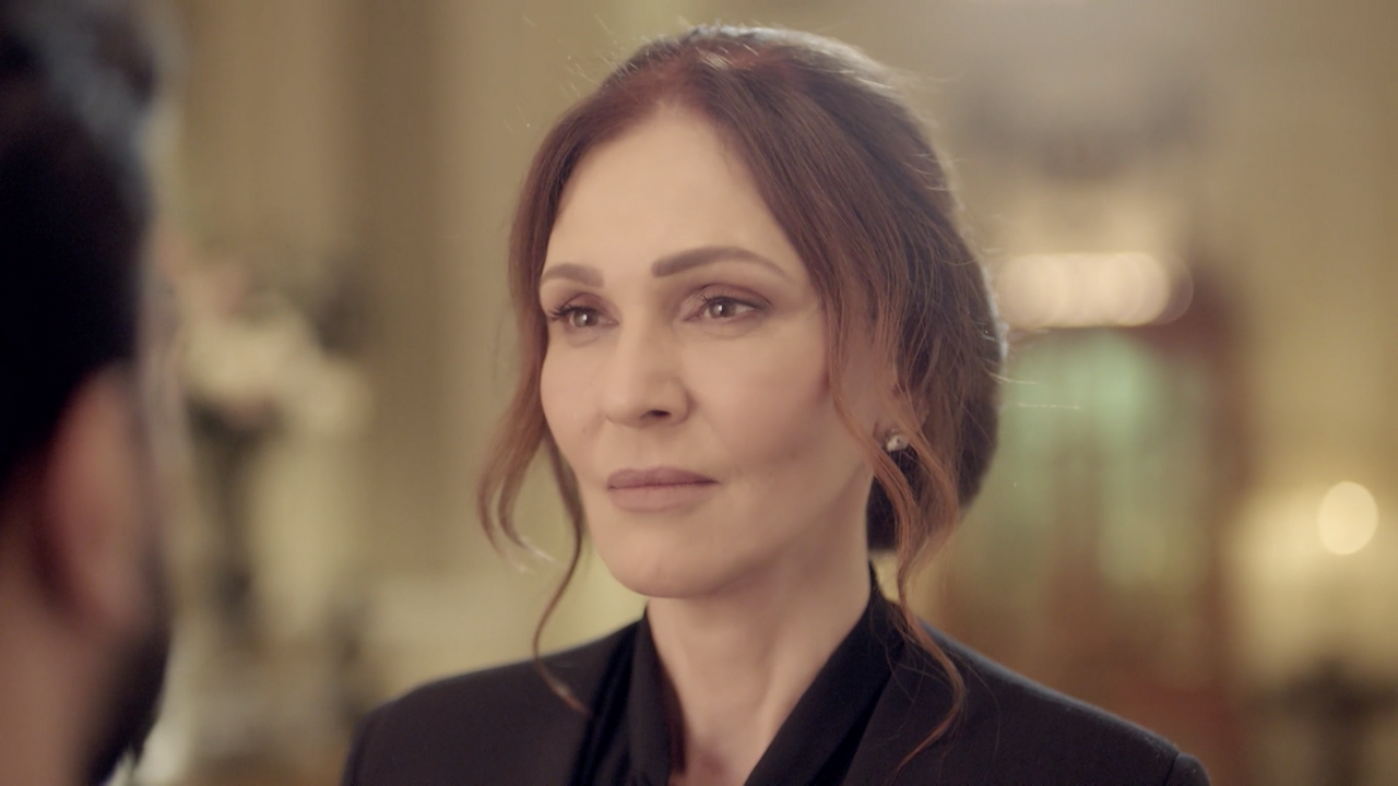 رولا-حمادة-في-مسلسل-خمسة-ونص