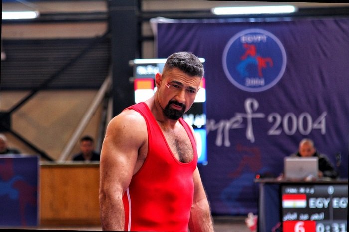 مشهد-من-لمس-أكتاف-للفنان-ياسر-جلال