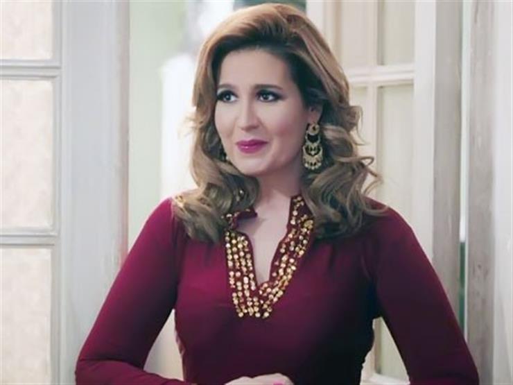 هنا-شيحة-بالشعر-الاصفر