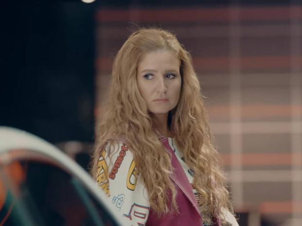 هنا-شيحة-بالشعر-البلاتيني