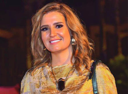 هنا-شيحة-بالشعر-الذهبي