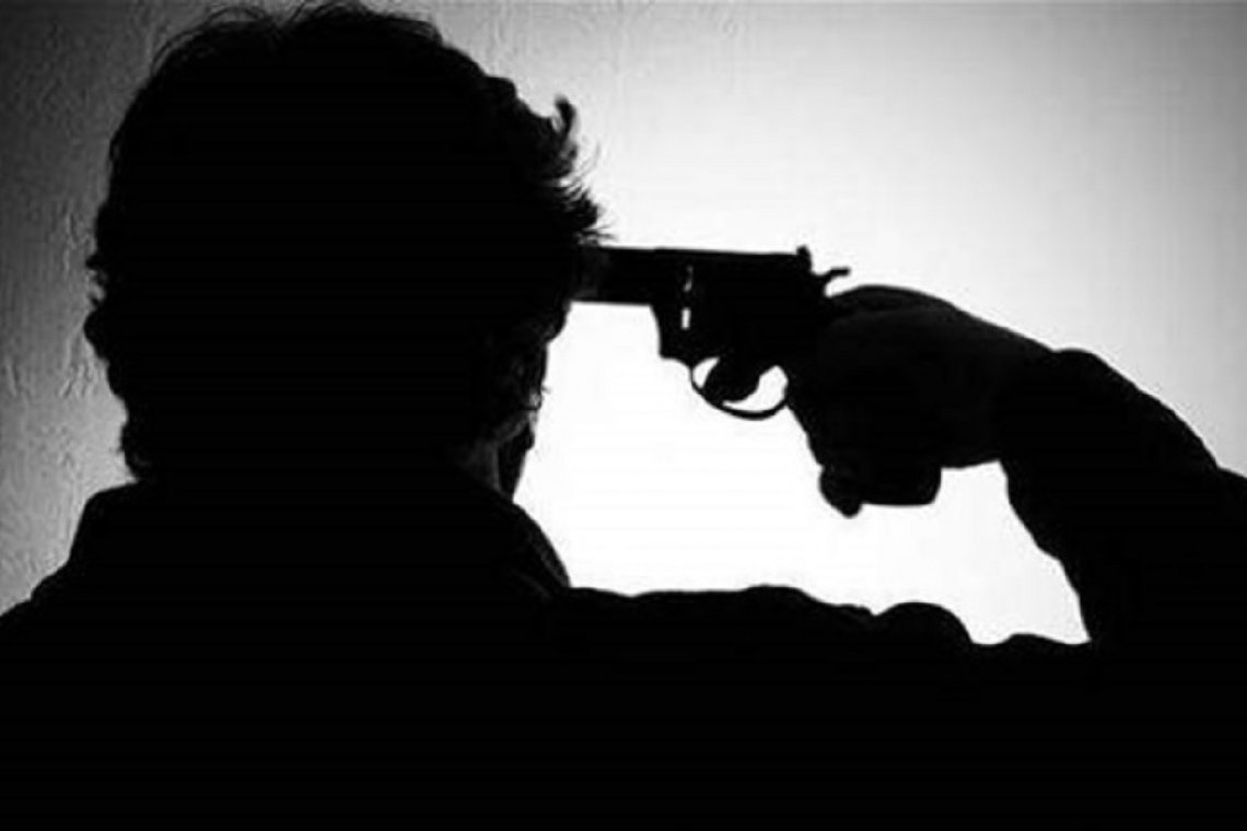 شاب يطلق النار على نفسه بعد وفاة صديق عمره بساعات !