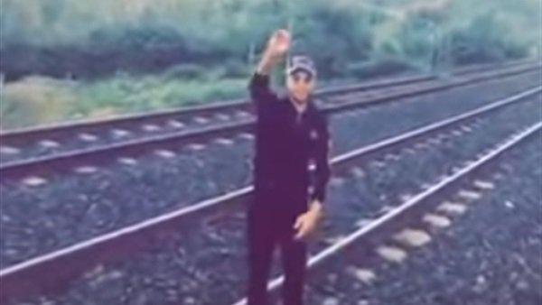 شاب يقف أمام قطار مسرع في فيديو صادم أثار غضب النشطاء