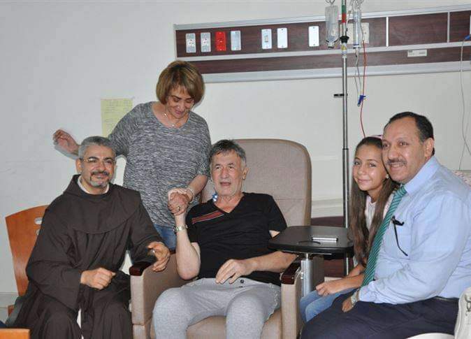 صور قديمة للنجم عزت أبو عوف بعد إجراء جراحة في القلب