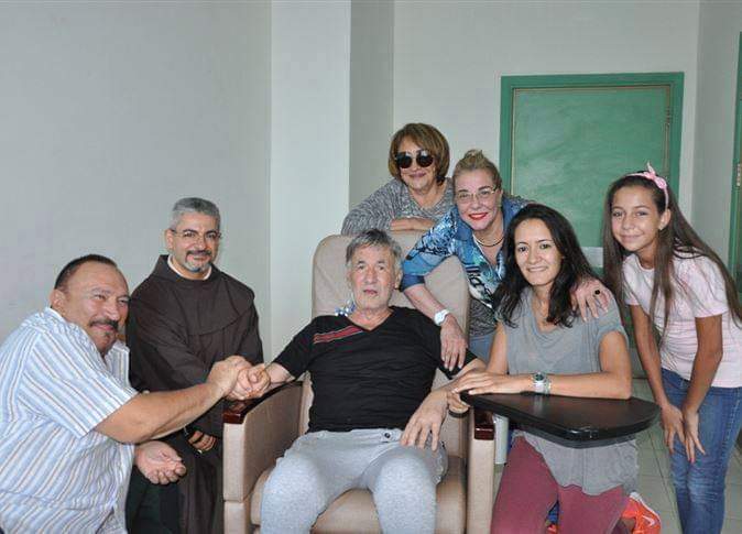 صور قديمة للنجم عزت أبو عوف بعد إجراء جراحة في القلب