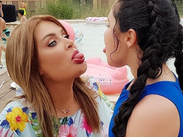 صور-سيرين-عبد-النور-وأبنتها- (2)
