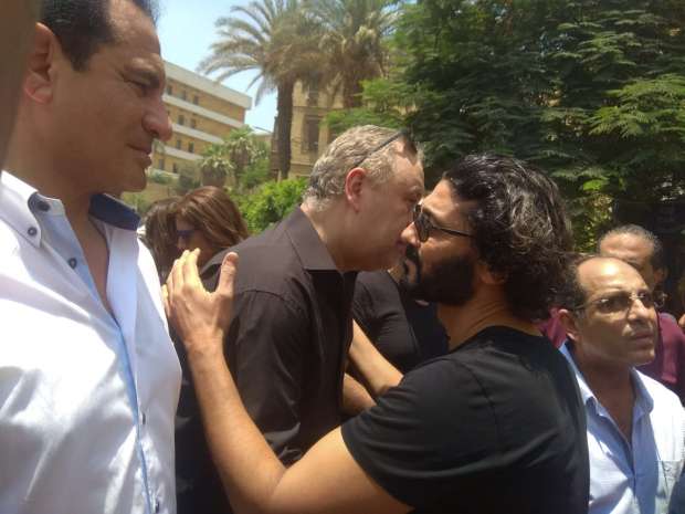 خالد النبوي في جنازة الفنان عزت ابو عوف