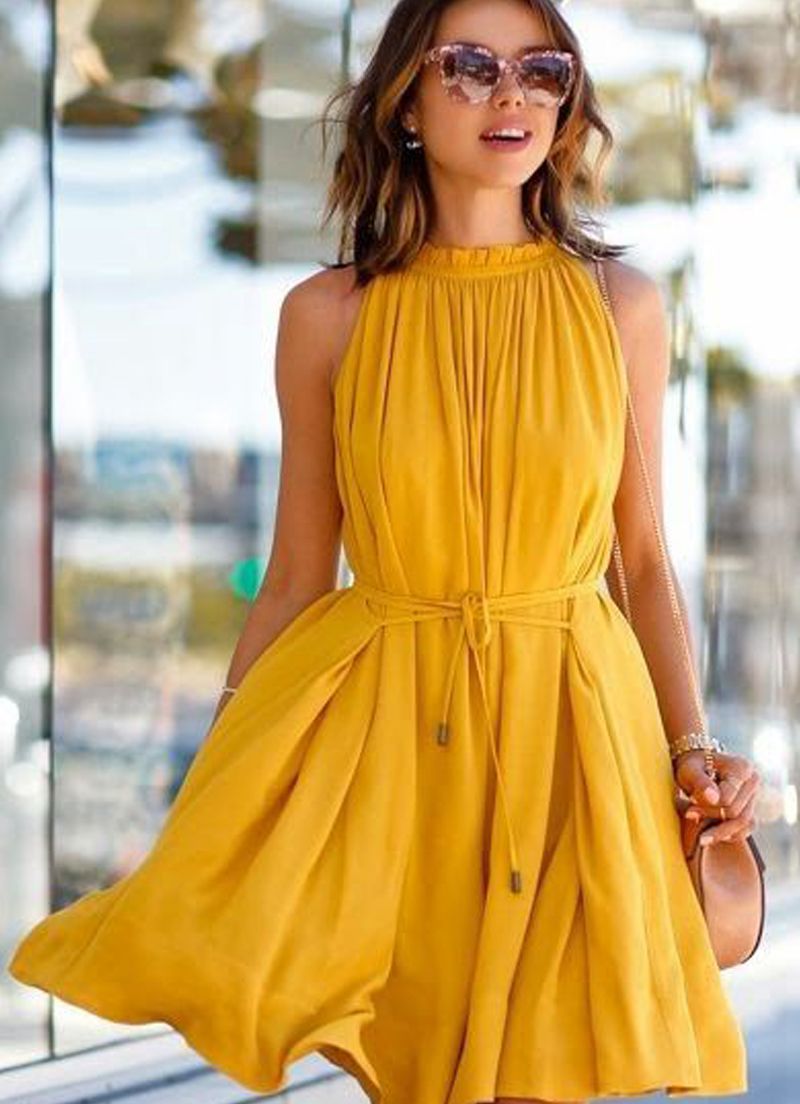 صورة فستان سهرة قصير واسع من اللون الأصفر