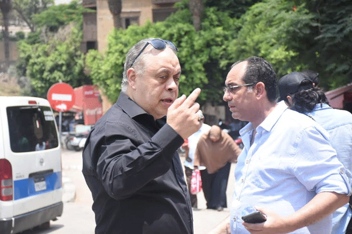 اشرف زكي في جنازة الفنان عزت ابو عوف