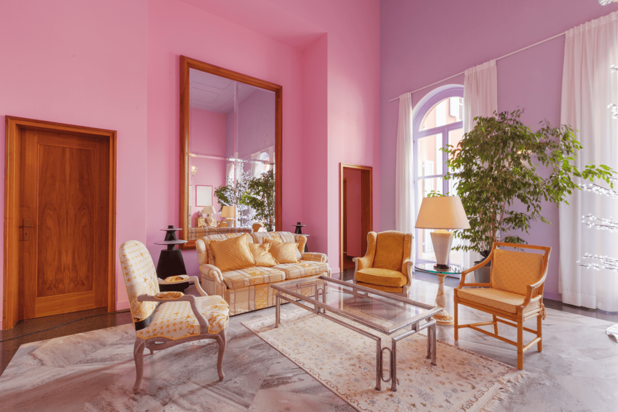 غرف جلوس مودرن باللون الزهري